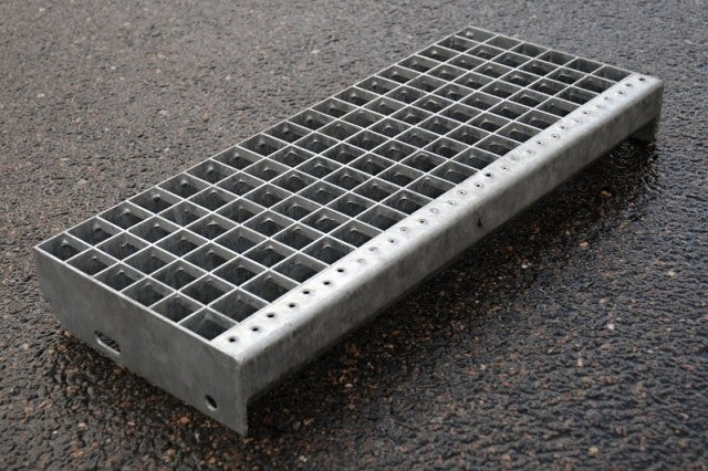 Treppenstufe / Stahl feuerverzinkt / 33x33 / 40x2 / 1000x270
